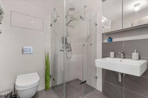 y baño con ducha, lavabo y aseo. en Bratislava's Elite Apartment, en Bratislava