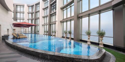 La alberca dentro o cerca de The St. Regis Zhuhai