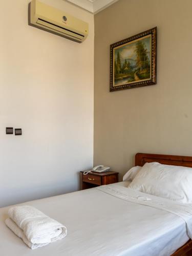 Una cama o camas en una habitación de Hotel Saint Antoine