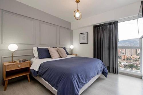 una camera con un grande letto e una grande finestra di Apartamento amoblado en Sabaneta a Sabaneta