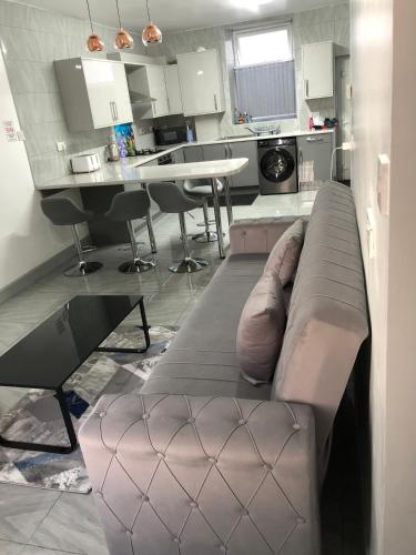 Modern Travis Houseにあるキッチンまたは簡易キッチン
