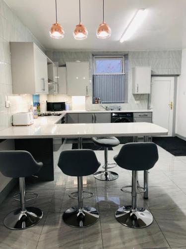 Modern Travis Houseにあるキッチンまたは簡易キッチン