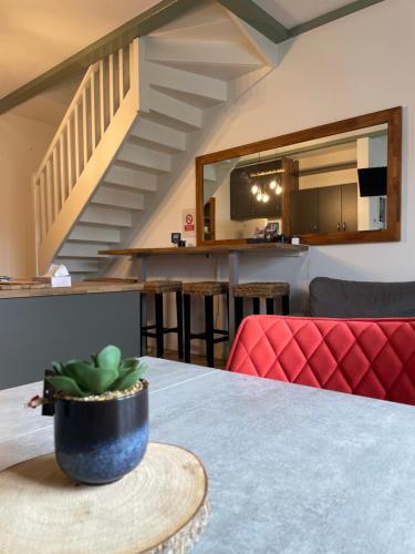 Cette chambre dispose d'une table avec un bol sur une table. dans l'établissement Appartement T2 - classé 3 étoiles - 4+2, à Bagnères-de-Bigorre