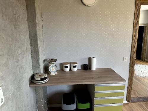 uma mesa num quarto com um relógio na parede em Moderne Retro Perle am Niederrhein em Alpen