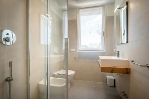 ein Bad mit einem WC, einem Waschbecken und einer Dusche in der Unterkunft Residence MAXIM in Caorle