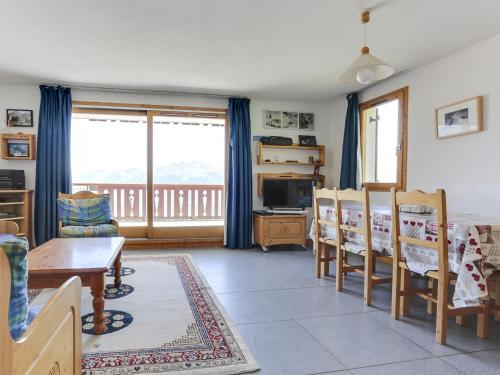 un salon avec une table et des chaises dans l'établissement Duplex de charme 4 pièces, 8 pers, proche pistes, Vallandry, calme, parking, balcon Ouest - FR-1-411-789, à Landry