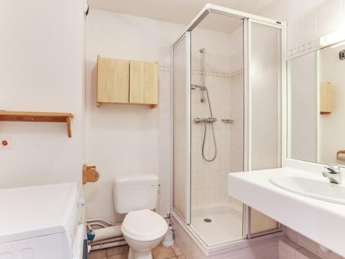 une salle de bain avec une douche, des toilettes et un lavabo dans l'établissement Duplex de charme 4 pièces, 8 pers, proche pistes, Vallandry, calme, parking, balcon Ouest - FR-1-411-789, à Landry