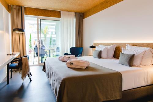 Cette chambre dispose de deux lits et d'un balcon. dans l'établissement Canadiano Urban Nature Hotel, à Ponta Delgada