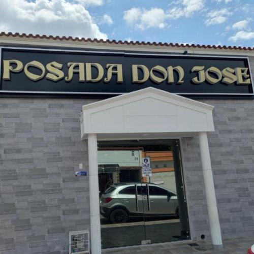 HOTEL POSADA DON JOSE في أغواتشيكا: يتم ركن السيارة خارج poazda dons