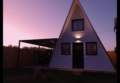 una casa con techo triangular y puerta en Miracielos en San Rafael