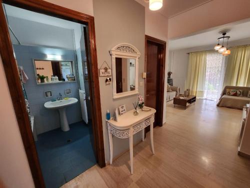 Fotografie z fotogalerie ubytování Queen Aspri apartment 3' min to the beach! v destinaci Antikyra