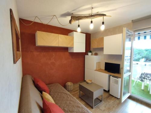 Kuchyň nebo kuchyňský kout v ubytování Les CHÊNES appartement climatisé avec terrasse à 8mn à pieds de la plage