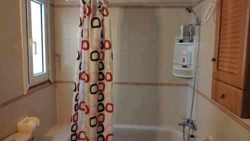 - un rideau de douche dans la salle de bains pourvue d'une baignoire dans l'établissement 2 Bedroom Apartment Front Line Of The Beach, à Roquetas de Mar