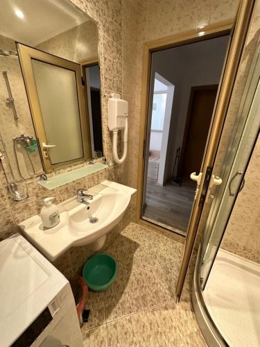 A bathroom at Apart hotel AVALON, Apartment C102