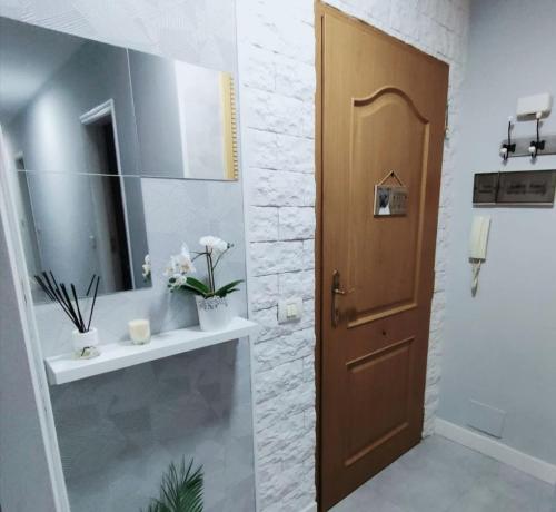 een badkamer met een houten deur en een spiegel bij Room in Lodge - Big Room Tenerife Sur Private Bathroom Wifi in Arona