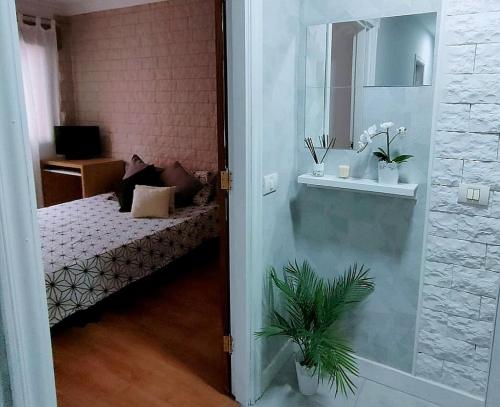 een kamer met een slaapkamer met een bed en een spiegel bij Room in Lodge - Big Room Tenerife Sur Private Bathroom Wifi in Arona