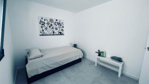 1 dormitorio con 1 cama y una foto en la pared en Villa Demi-Adore, en Mazarrón