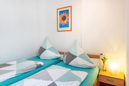 - une chambre avec 2 lits et une photo sur le mur dans l'établissement Ferienwohnung Am Bach, à Rheinfelden