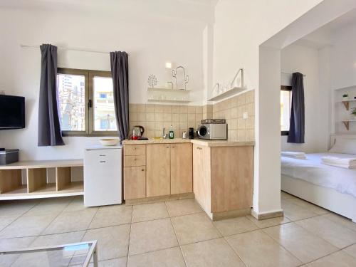 Kuchyň nebo kuchyňský kout v ubytování YARKON - By Beach Apartments TLV