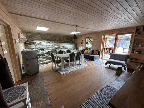 eine Küche und ein Wohnzimmer mit einem Tisch und Stühlen in der Unterkunft Natura Sauna in Laulasmaa