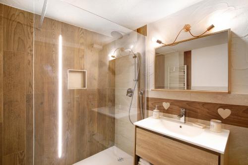 a bathroom with a sink and a shower at Souvenir au Moulin in Aymavilles