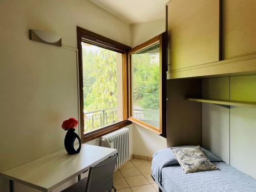 Camera con letto, scrivania e finestra. di Appartamento Europa a Fanano