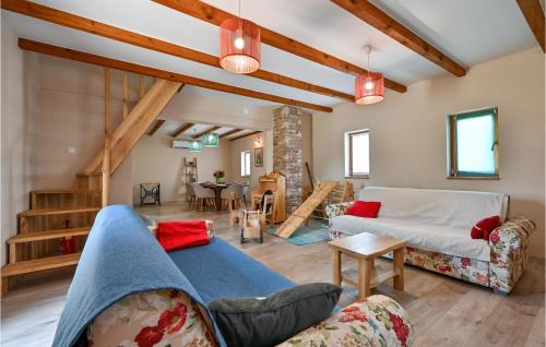 ein Wohnzimmer mit einem Sofa und einem Tisch in der Unterkunft Cozy Home In Lonjica With Kitchen in Gračec