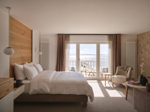 una camera da letto con un letto e vista sull'oceano di 1884 Norderney a Norderney