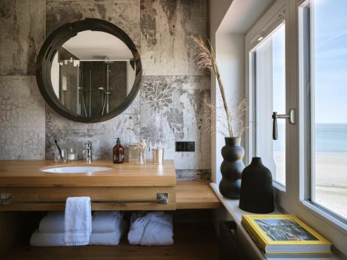 un bagno con lavandino e specchio di 1884 Norderney a Norderney