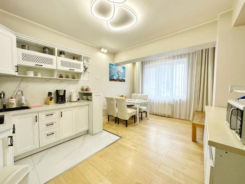 Kuchyň nebo kuchyňský kout v ubytování 135m2 new apartment 5 rooms with airport pickup