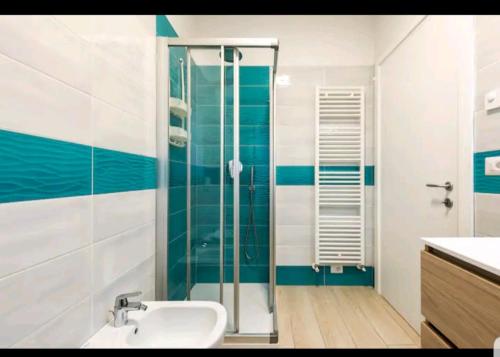 y baño con ducha acristalada y lavamanos. en Conca d'oro B&B and Apartments, en Nago-Torbole