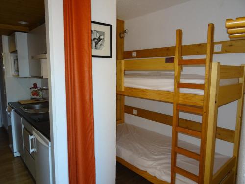 Ce lit superposé se trouve dans une petite chambre dotée d'une cuisine. dans l'établissement Studio pour 4 rénové avec balcon, proche des pistes et commerces, Arc 1800 - FR-1-411-632, à Arc 1800