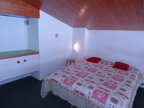 - une chambre avec un lit doté d'une couette rouge et blanche dans l'établissement Duplex aux Arcs 1800, 8 pers., skis aux pieds, 2 ch., animaux admis, parking, Wi-Fi - FR-1-411-383, à Arc 1800