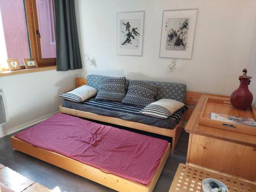 - un canapé dans le salon avec une table dans l'établissement Studio cosy pour 2, au pied des pistes, Wi-Fi inclus, proche commerces et ESF à Arc 1800 - FR-1-411-811, à Bourg-Saint-Maurice