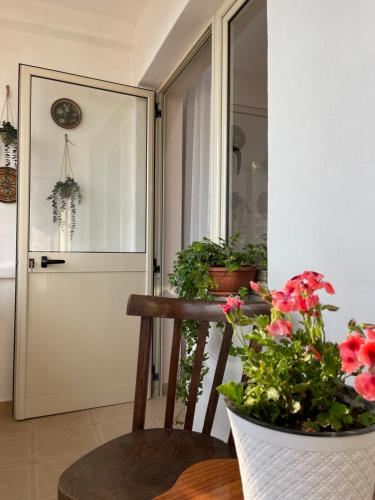 a room with a door and a table with flowers at Leo’s apartment in Shkodër