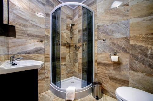 サノクにあるZajazd Sanockiのバスルーム(シャワー、トイレ、シンク付)