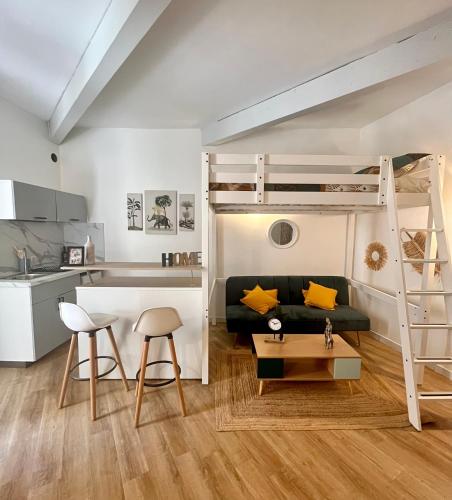 Il comprend un salon avec des lits superposés et une cuisine. dans l'établissement 