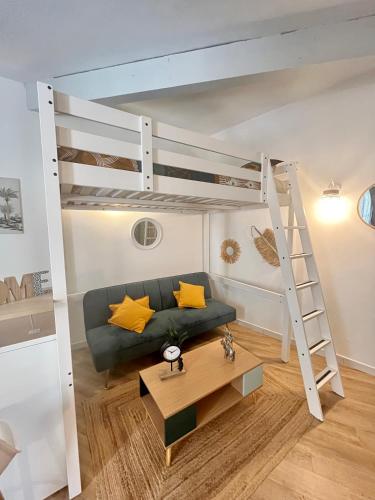 un salon avec un lit mezzanine et un canapé dans l'établissement 