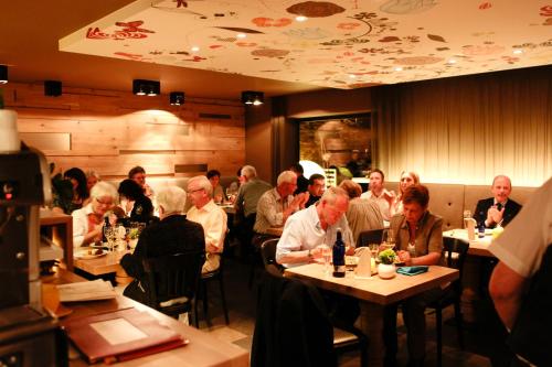 Ein Restaurant oder anderes Speiselokal in der Unterkunft Hotel zum Taufstein 