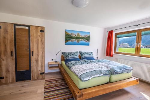 una camera da letto con un letto e una finestra di Haus Zak a Scharnitz