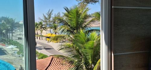 una ventana con vistas a una palmera en Reserva Pontal, en Río de Janeiro