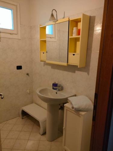 bagno con lavandino e specchio di Dante Blu a Ravenna