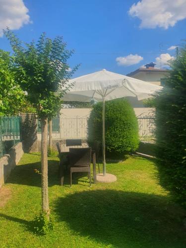 a table and an umbrella in a yard at Margi House in Bigolino