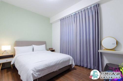 a bedroom with a bed and a large window at 遇見山嵐獨棟包棟民宿寵物友善 in Yuanshan