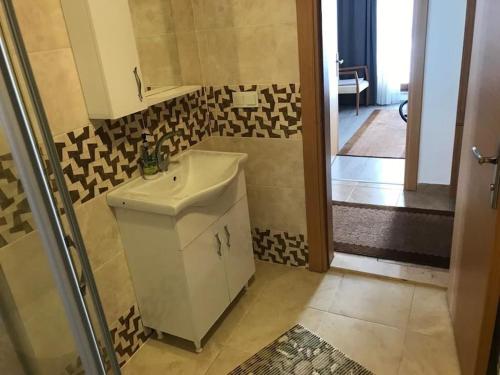ein Bad mit einem WC, einem Waschbecken und einer Dusche in der Unterkunft Akçakoca'da Şirin Küçük Daire in Duzce