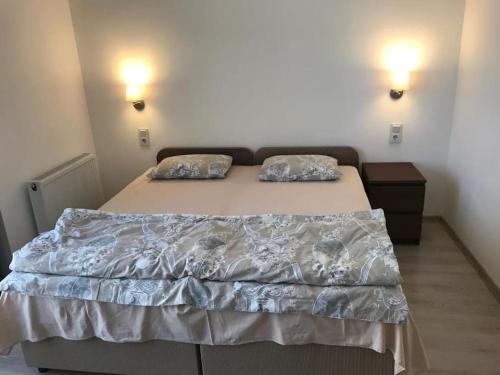 ein Schlafzimmer mit einem Bett mit zwei Kissen darauf in der Unterkunft Akçakoca'da Şirin Küçük Daire in Duzce