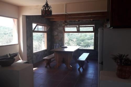 - une salle à manger avec une table et deux fenêtres dans l'établissement Cruz de Caña "La Casa del Río", à Cruz de Caña