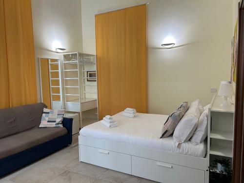 מיטה או מיטות בחדר ב-Independent Rooms Apartment - ST TERMINI