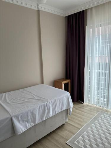 Postel nebo postele na pokoji v ubytování Trabzon 4 storey Villa-House by the sea - Denize sıfır 4 katlı müstakil Villa - Ev