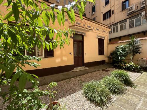 um edifício com uma porta e algumas plantas em Independent Rooms Apartment - ST TERMINI em Roma
